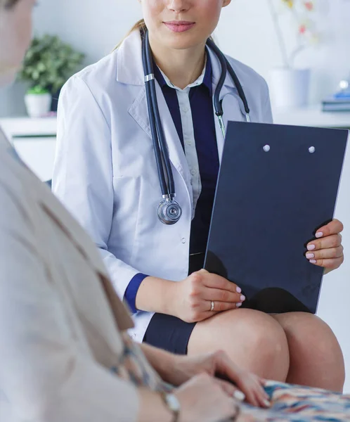 Docteur et patient discutant de quelque chose assis à la table. Médecine et soins de santé concept — Photo