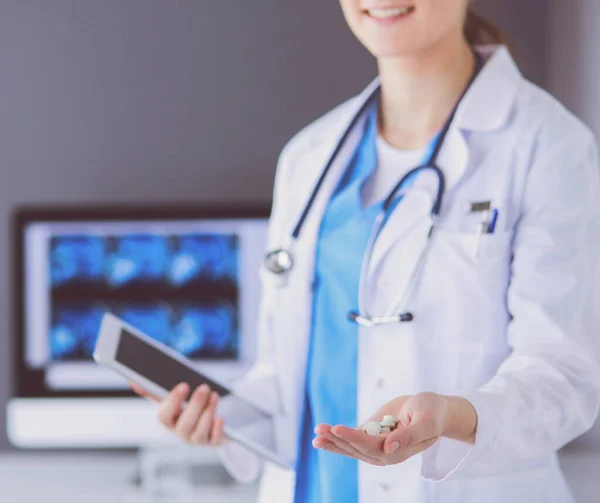 Primer plano de las manos de los médicos sosteniendo pastillas y tabletas en la clínica. —  Fotos de Stock