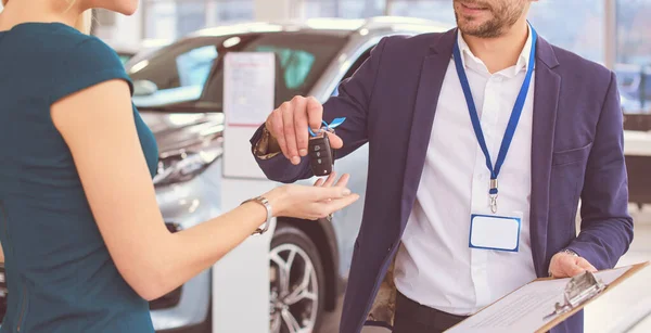 Autó eladó eladja az autót boldog ügyfél autókereskedés és átadja a kulcsokat — Stock Fotó