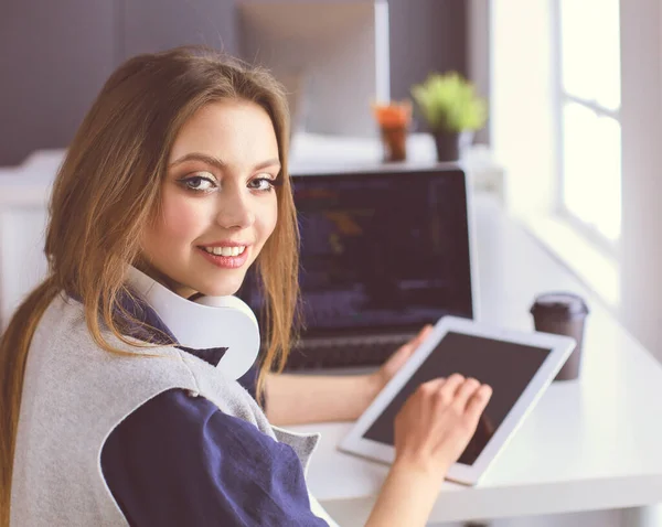 Giovane donna d'affari fiduciosa che lavora alla scrivania dell'ufficio e digita con un computer portatile — Foto Stock