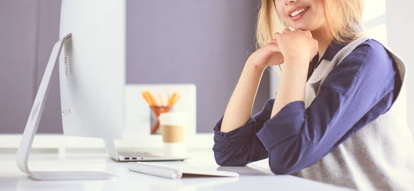 Jonge zelfverzekerde zakenvrouw die op kantoor werkt en typt met een laptop — Stockfoto