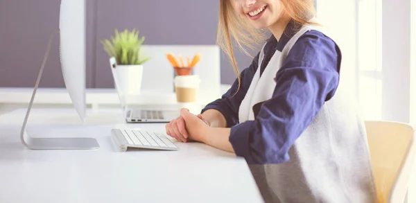 Jeune femme d'affaires confiante travaillant au bureau et tapant avec un ordinateur portable — Photo