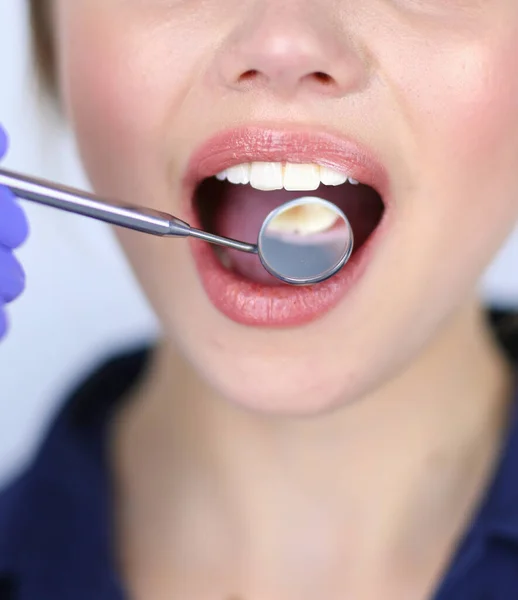 Dentista e paciente sentado no consultório odontológico — Fotografia de Stock