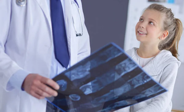 Klein meisje met haar moeder op consult bij een dokter — Stockfoto