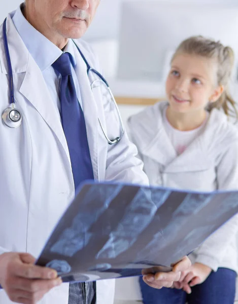 Klein meisje met haar moeder op consult bij een dokter — Stockfoto