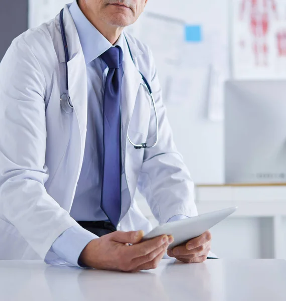 Porträt eines lächelnden Arztes in seinem hellen Büro — Stockfoto