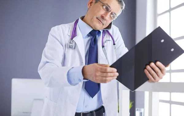 Ärztin schreibt Notizen auf Klemmbrett im Krankenhaus — Stockfoto