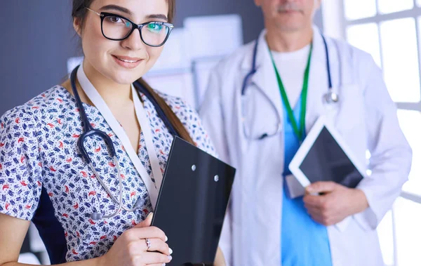 Un team medico di medici, uomini e donne, in carica — Foto Stock