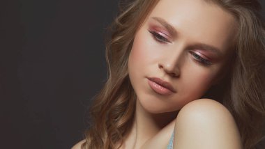 Bronz tenli güzel kadınlar. Temiz cilt - siyah üzerine izole