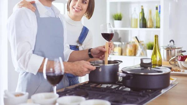 Pasangan memasak bersama di dapur di rumah — Stok Foto