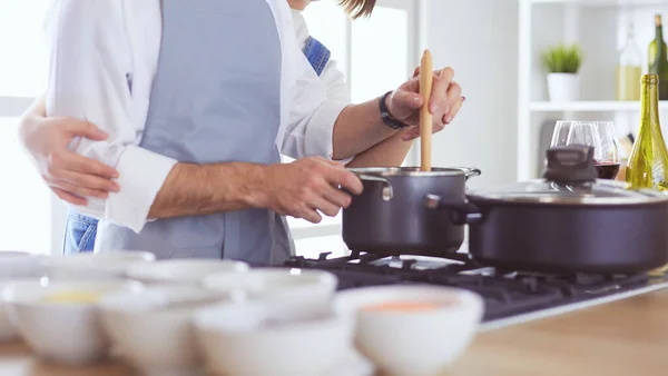 Pár vaření společně v kuchyni doma — Stock fotografie