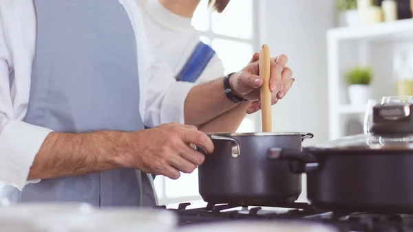 Par matlagning tillsammans i köket hemma — Stockfoto