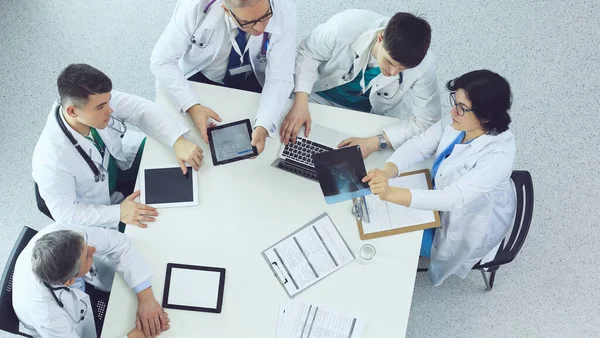 Equipe médica sentado e discutindo à mesa, vista superior — Fotografia de Stock