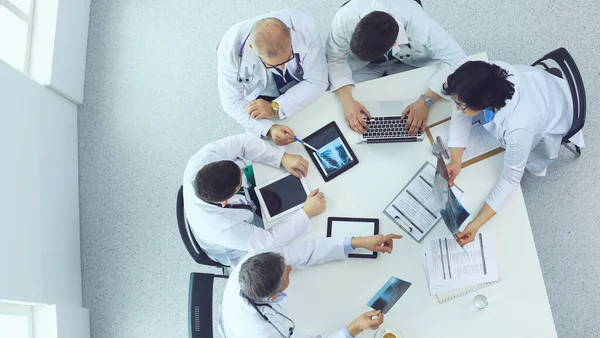 Equipe médica sentado e discutindo à mesa, vista superior — Fotografia de Stock