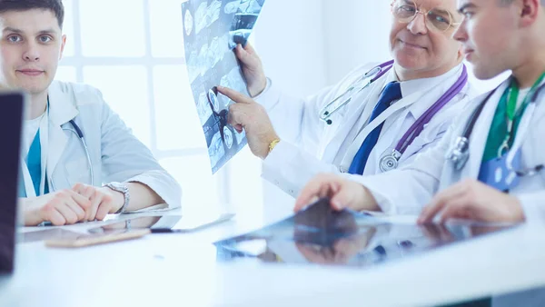 Медична команда сидить і обговорює за столом — стокове фото