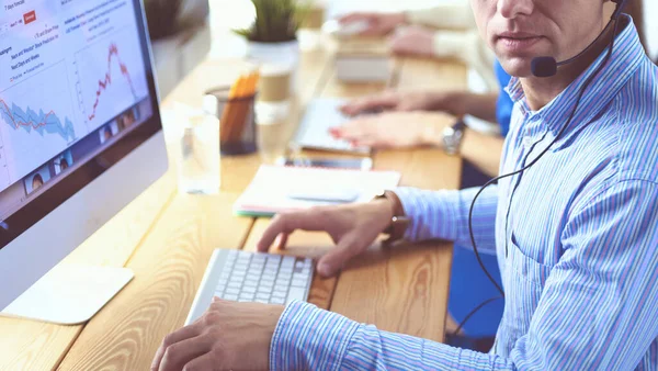 Aantrekkelijke jonge ondernemers en collega 's in een callcenter — Stockfoto