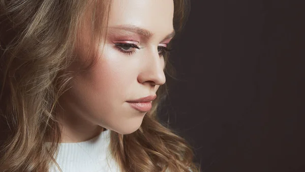 Portret van mooie vrouw model met verse dagelijkse make-up en romantische golvende kapsel — Stockfoto