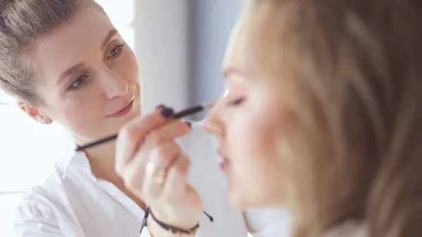 Schöne junge Model-Frau bekommt Mode-Make-up — Stockfoto