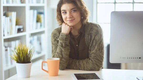 Linda estudante sorrindo feminino usando o serviço de educação on-line — Fotografia de Stock