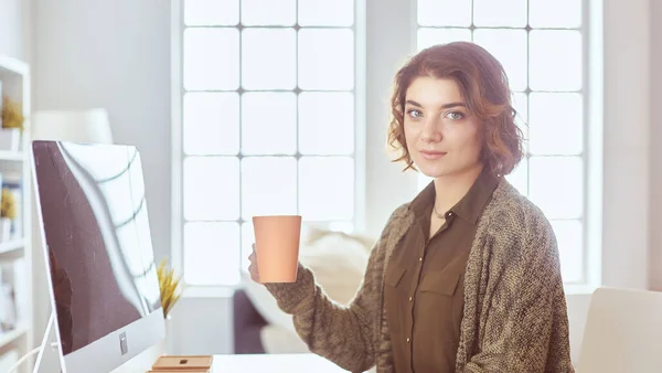 Jonge vrouw of student met behulp van tablet computer thuis — Stockfoto