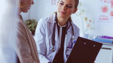 Doktor ve hasta masada otururken bir şey tartışıyorlar. İlaç ve sağlık hizmetleri kavramı