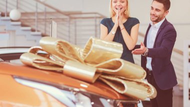 Bir erkek karısına bir araba hediye eder. O buna şaşırdı. Çok mutlular.