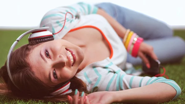 Jonge vrouw die naar de muziek luistert. Jonge vrouw — Stockfoto