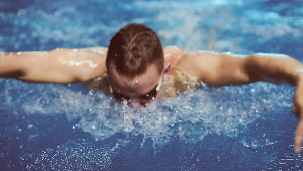 Nadador masculino en la piscina. Foto submarina. Nadador masculino . —  Fotos de Stock