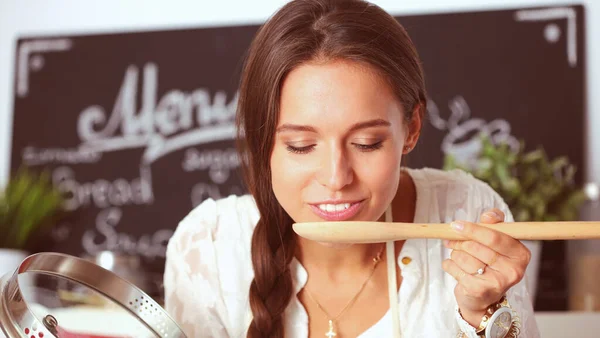 Een jonge vrouw die in de keuken kookt. Jonge vrouw — Stockfoto