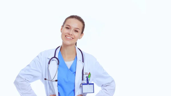 Bella giovane donna in cappotto bianco in posa con mano in tasca. Donna medico — Foto Stock