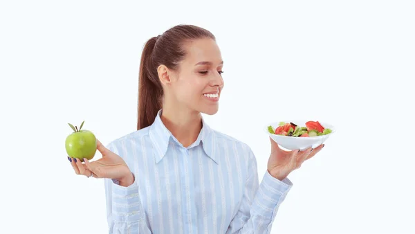 Портрет красивой женщины-врача, держащей тарелку со свежими овощами и зеленым яблоком. Женщина-врач — стоковое фото