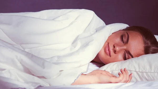 Vacker ung blond kvinna sover i sängen — Stockfoto