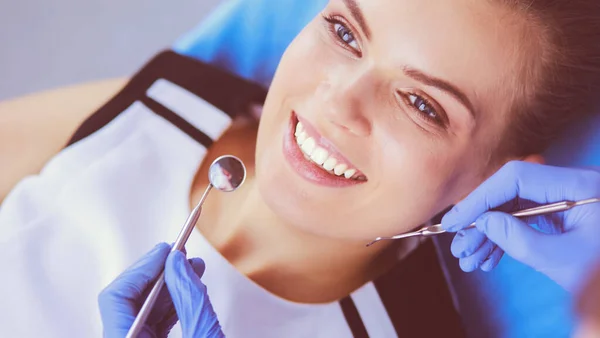 Giovane paziente femminile con un bel sorriso esaminando ispezione dentale presso lo studio dentistico. — Foto Stock