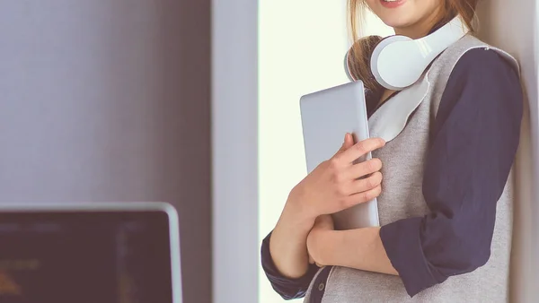 Junge Geschäftsfrau steht im Büro vor einem Tisch — Stockfoto