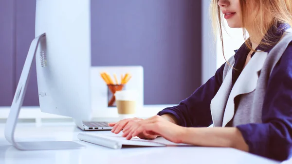 Jovem empresária confiante trabalhando na mesa de escritório e digitando com um laptop — Fotografia de Stock