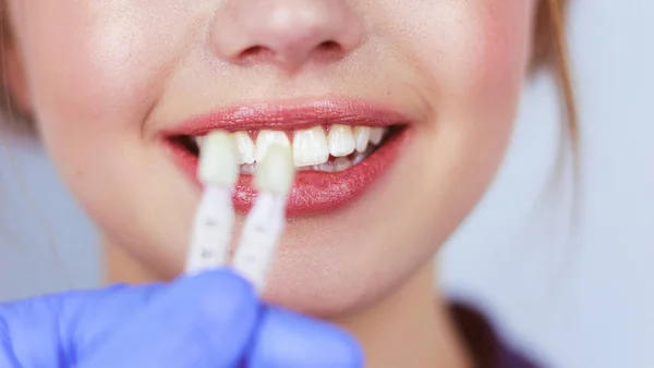 Dentista e paciente sentado no consultório odontológico — Fotografia de Stock