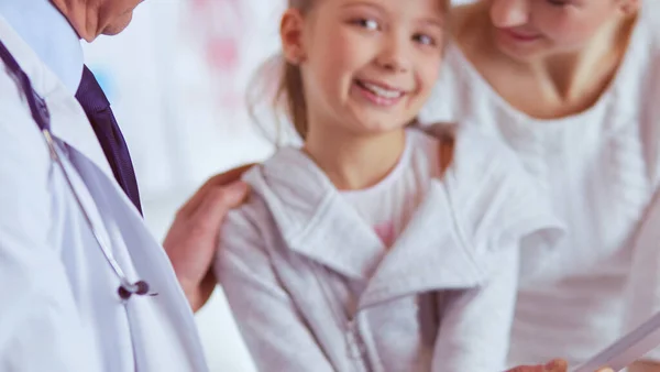 Kleines Mädchen mit Mutter zum Arzt auf Konsultation — Stockfoto