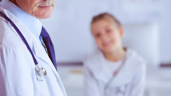 Kleine kinderen met haar moeder op consult bij een dokter — Stockfoto