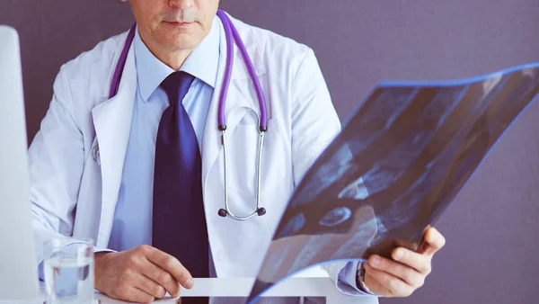 Закрытие мужского врача с рентгеновским или рентгеновским снимком — стоковое фото