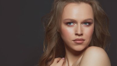 Bronz tenli güzel kadınlar. Temiz cilt - siyah üzerine izole