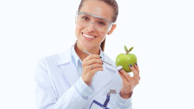 Yeşil elmalı gülümseyen kadın doktor. Kadın doktor