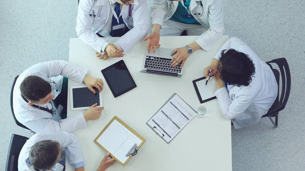 Equipo médico sentado y discutiendo en la mesa, vista superior —  Fotos de Stock