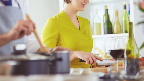 Pareja cocinando juntos en la cocina en casa — Foto de Stock