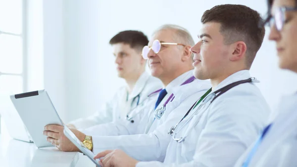 Equipo médico sentado y discutiendo en la mesa — Foto de Stock