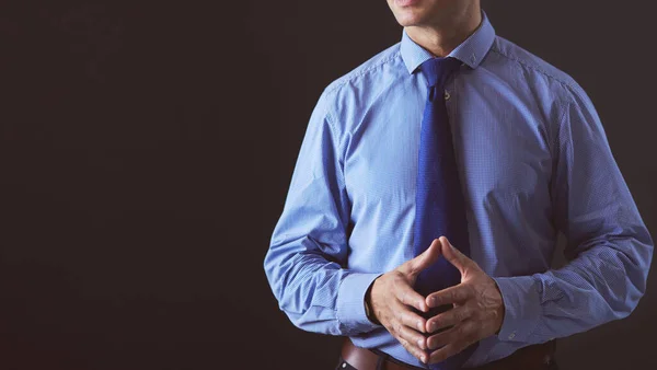 Retrato de empresário de sucesso. Isolado em fundo escuro — Fotografia de Stock