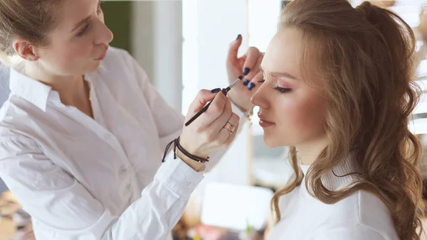 Vacker ung modell kvinna få mode make-up — Stockfoto