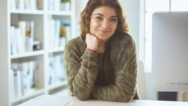 Studenten studeren met laptop en zitten thuis op het bureau — Stockfoto