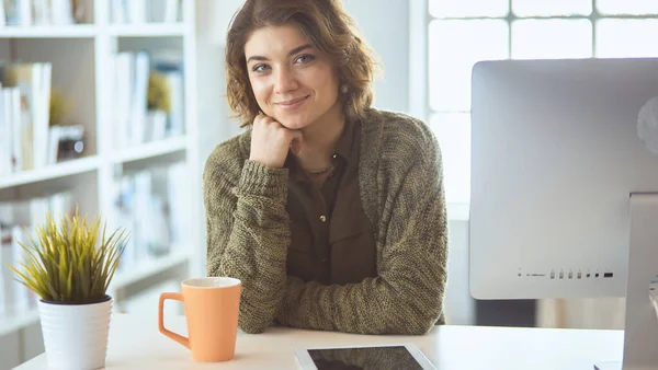 Student studerar och lär sig online med en bärbar dator i ett skrivbord hemma — Stockfoto