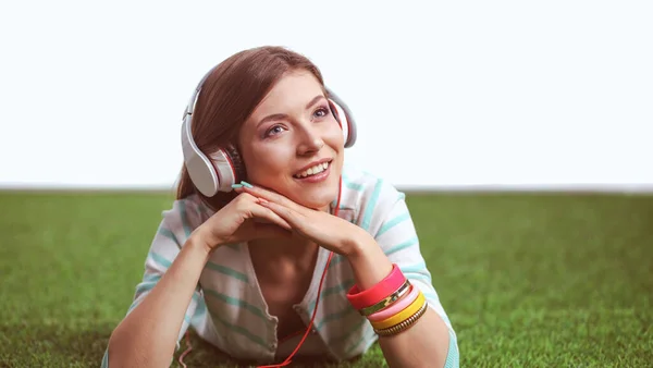 Giovane donna che ascolta la musica. Giovane donna — Foto Stock