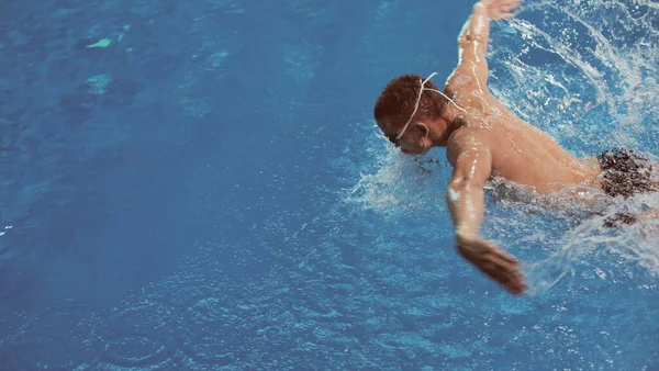 Homem nadador na piscina. Foto subaquática. Nadador masculino . — Fotografia de Stock